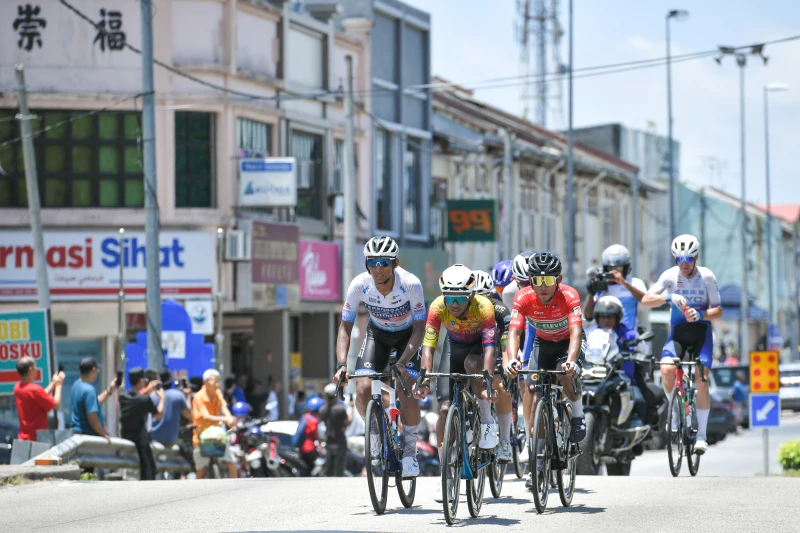 第二衝刺點由Aiman Rosli(左1)joseph Javiniar(右2)和Muhammad Yusri Shaari(左2)拿下前3。圓創運動提供