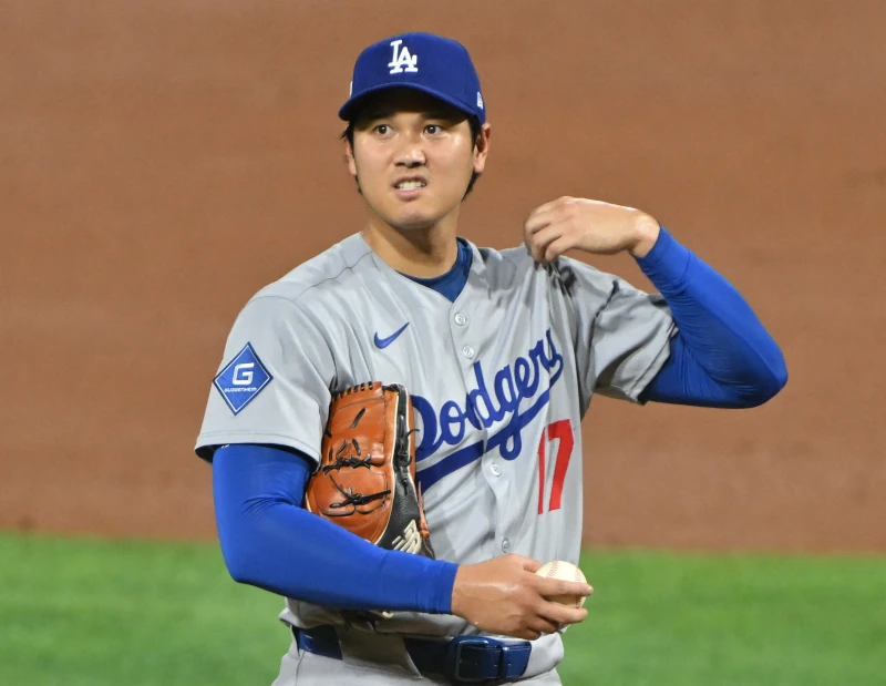 大谷翔平奪下勝投、佐佐木朗希則是摘下生涯首次救援點，成為季後賽史上第二次，有日籍球員在同場比賽奪下勝投及救援點。 法新社