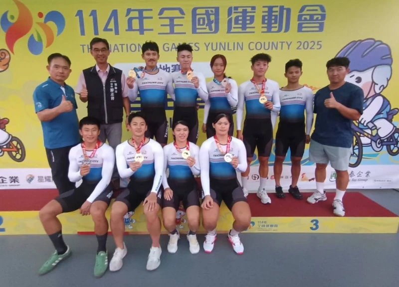 台中市自由車隊今年奪下場地賽9金，台中市動運局長游志祥(後排右二)也帶來好消息。詹健全攝