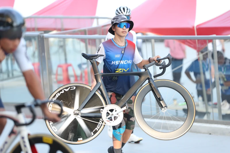 自由車場上的小巨人！前國手李文昭不受骨癌手術之痛幫新竹縣弟妹服務。詹健全攝