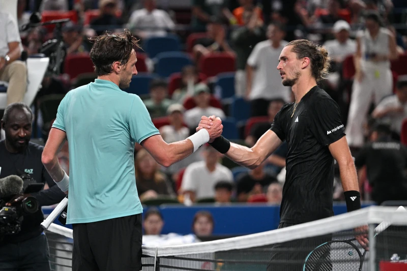 世界排名第三的德國球星季維瑞夫（Alexander Zverev，右）中網32強遭淘汰出局。法新社