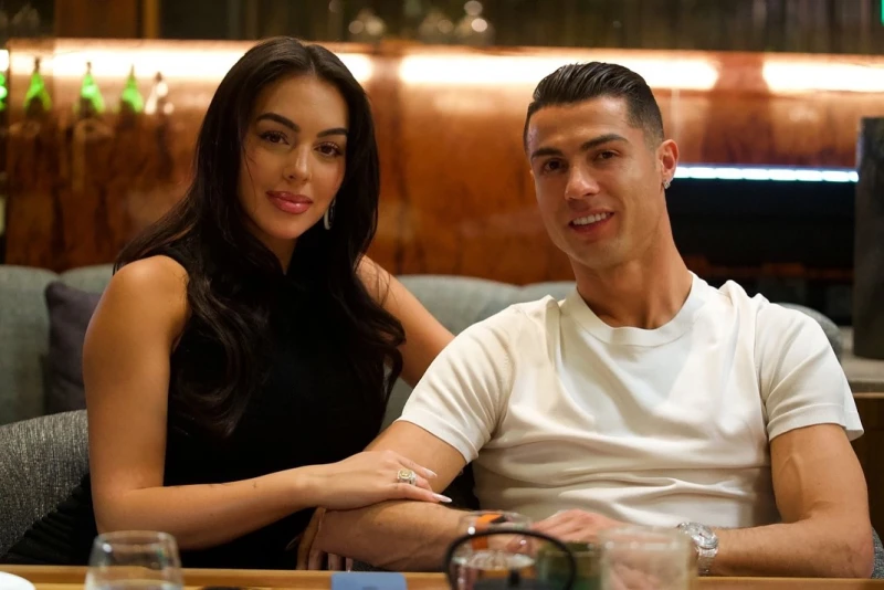 葡萄牙足球巨星C.羅納度（Cristiano Ronaldo，右）的未婚妻喬姬娜（Georgina Rodriguez，左）也正式進軍影音平台。摘自喬姬娜推特