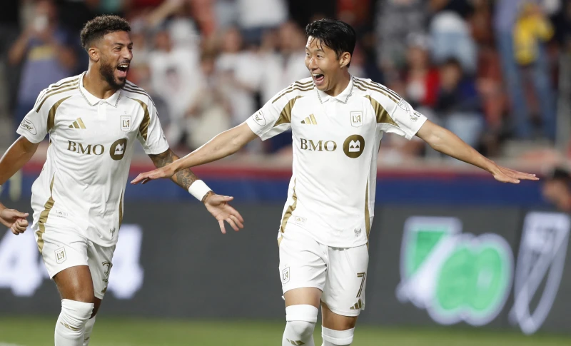南韓球星孫興慜（Son Heung-min，右）與布安加（Denis Bouanga，左）成最佳組合。法新社