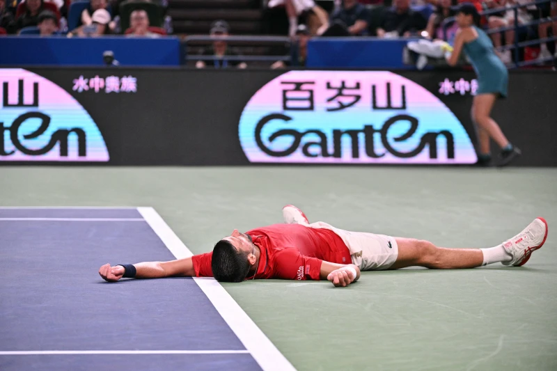 喬科維奇（Novak Djokovic）一度倒在場上。法新社