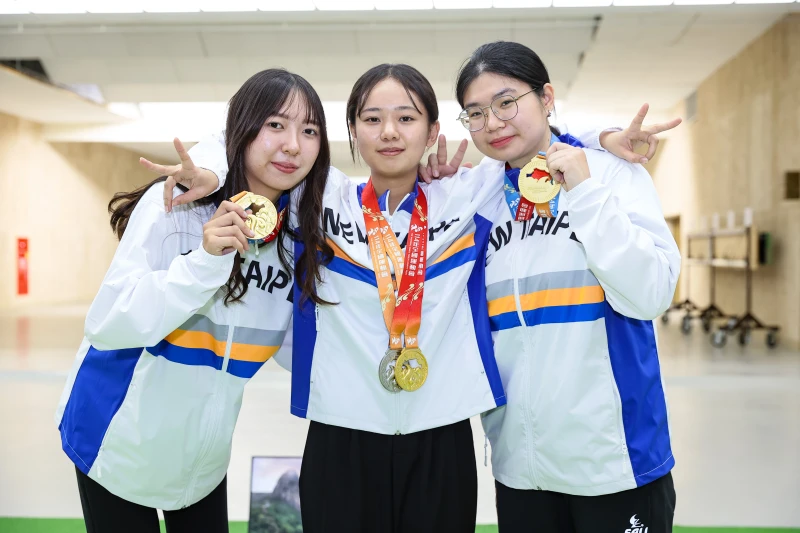 新北市選手藍雅莉（左起）陳淇、林穎欣在114全運會射擊女子組50公尺步槍三姿團體賽榮獲金牌並打破全國紀錄和大會紀錄。新北市政府體育局提供