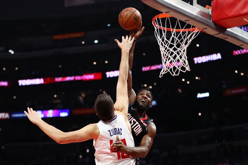 前NBA金塊球星、有「半獸人」之稱的 Kenneth Faried(後)正式加盟台鋼。法新社