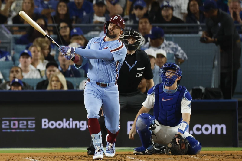 費城費城人重砲手史瓦伯（Kyle Schwarber）今天的國聯分區系列賽G3，他上演單場雙響砲。法新社