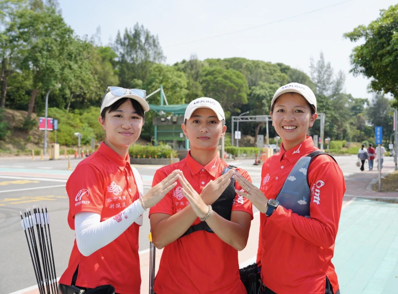 謝佩涓（左起）、方婉婷、林佳恩帶走女子天團。射箭協會提供