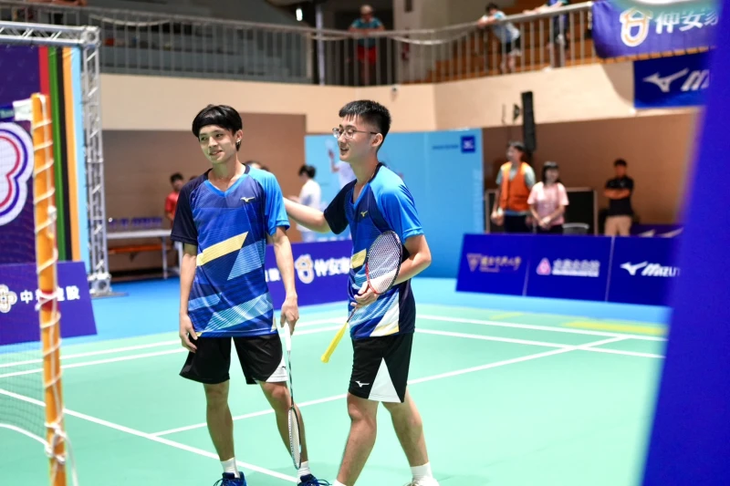 李昱勳（左）和李子佑驚險中關門。大專體總提供