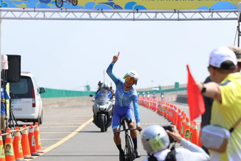 杜志濠進終點後將手指指向天空因為想將這一勝分享給過世的隊友Gino。創運動行銷提供