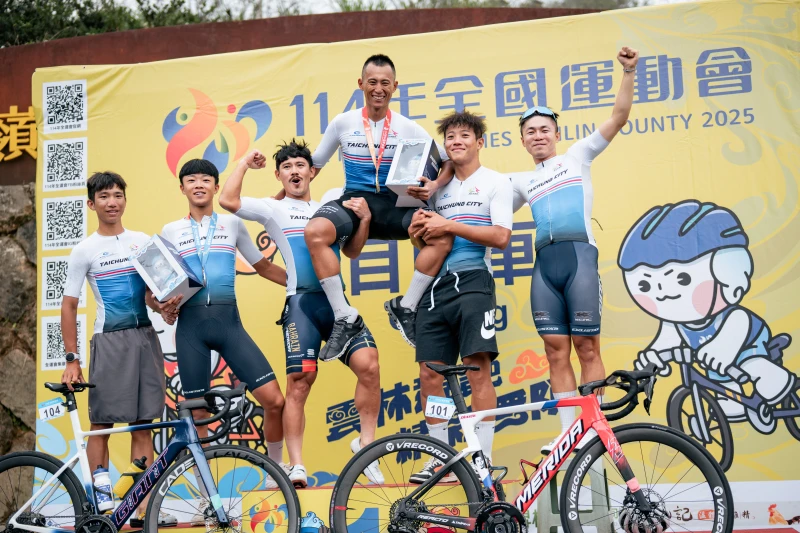 馮俊凱(右3)睽違四年代表臺中市隊贏得生涯第七面全運會公路賽金牌。圓創運動行銷堤供