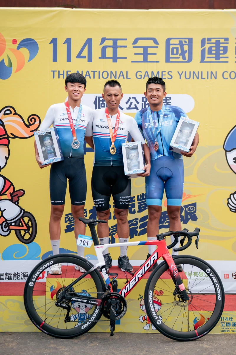 114全運會男子公路賽由臺中市隊馮俊凱(中)和黃暐程(左)包辦金銀牌、臺北市隊李廷威獲銅。圓創運動行銷堤供