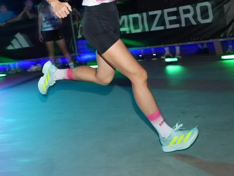 adizero Adios Pro 4是無數菁英跑者締造佳績的首選，此次推出疾光綠全新配色。官方提供