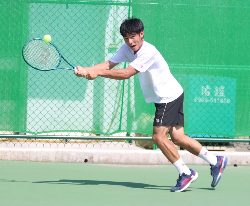面對對手的強勢攻擊，陳冠守只能不斷左右移動。四維體育推廣教育基金會提供