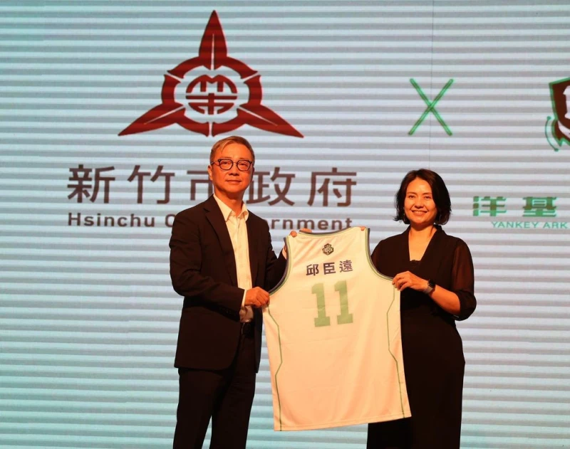 領隊劉士源感謝新竹市教育處代理處長張品珊（右）支持。李天助攝