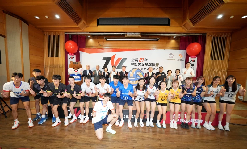 企業21年甲級男女排球聯賽（TVL）11月1日將於台南成功大學開打前大合照。排球協會提供