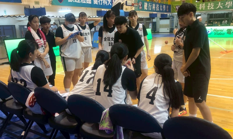 敢接金甌兵符菜鳥教練張詩婕執教生涯首勝。高中體總提供