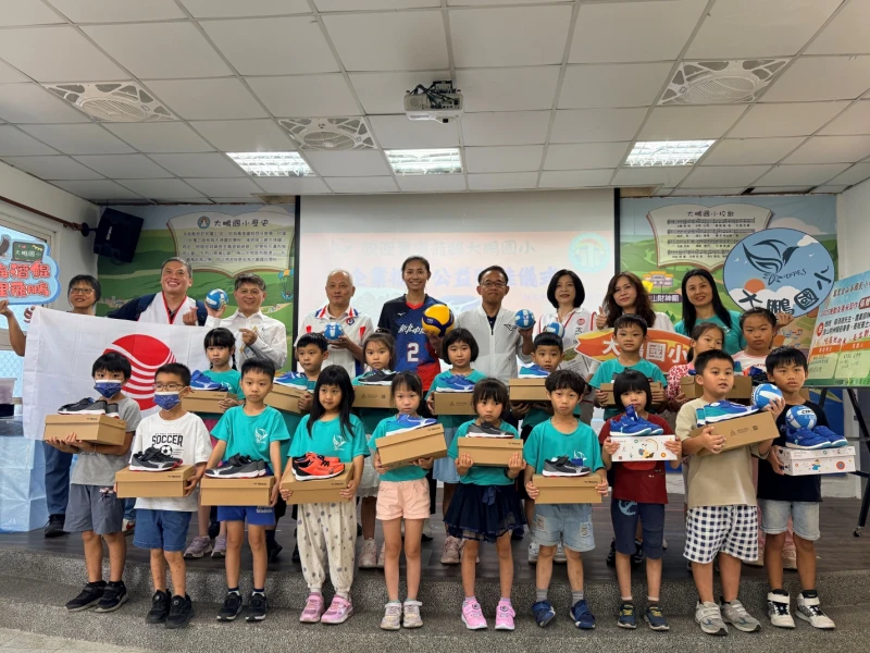 企業攜手排球國手張瓈文贈鞋 與新北市萬里區大鵬國小學生合影。新北市政府體育局提供