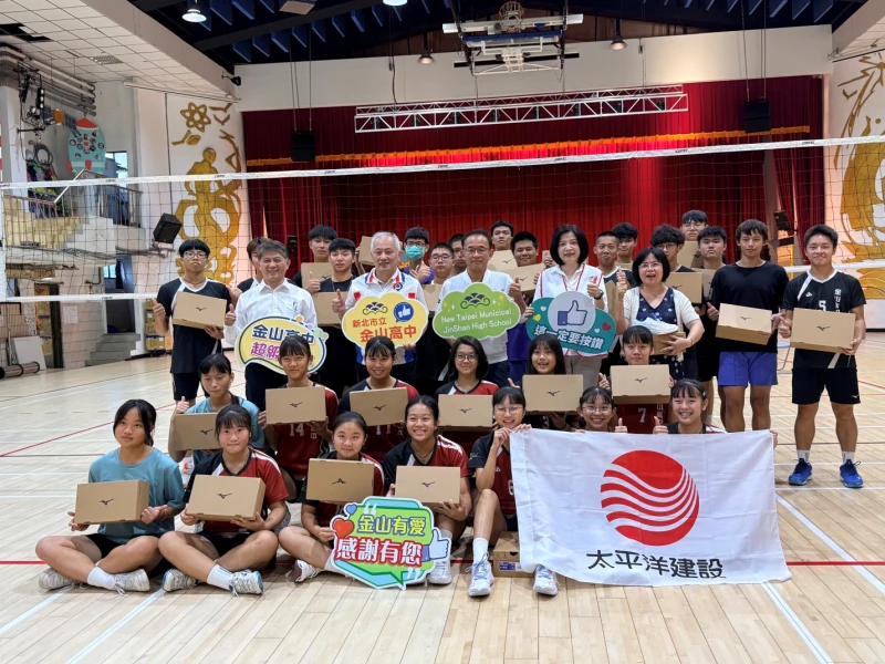 企業攜手排球國手張瓈文贈鞋 與新北市金山高中排球隊學生合影。新北市政府體育局提供