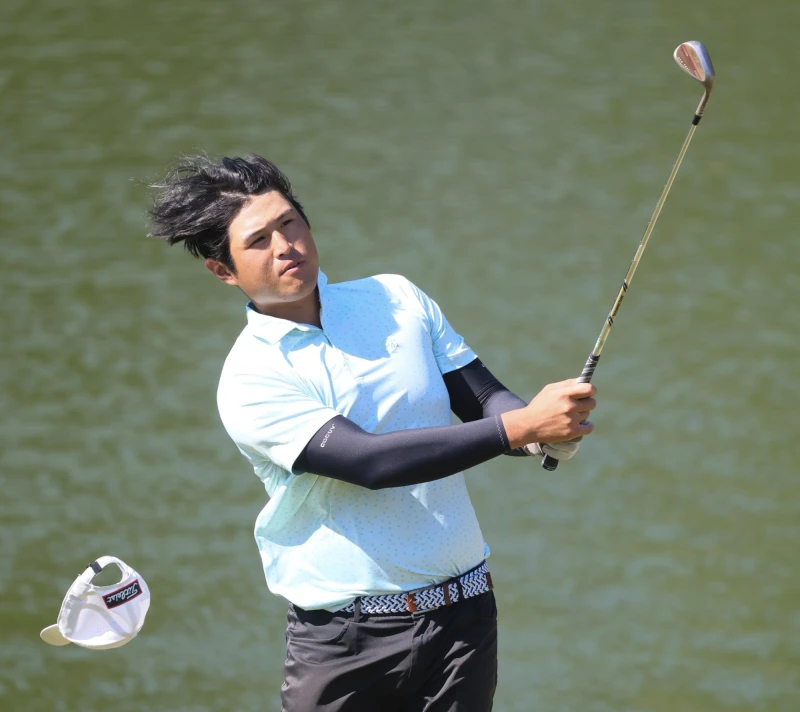 前兩週都拿下冠軍的蔡凱任在強勁風勢下揮桿時帽子被吹走差點掉進水池裡，他以72桿e暫並列第三。tpga／林聖凱攝影