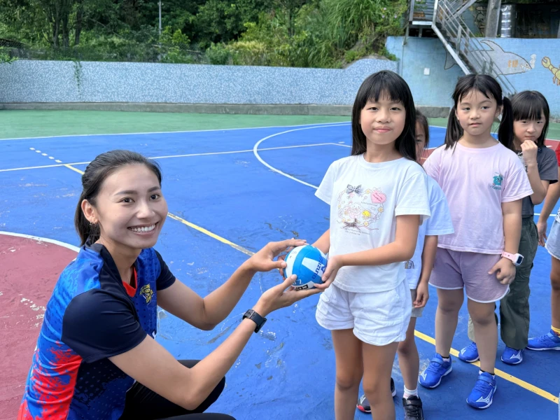 排球國手張瓈文與萬里區崁腳國小學生相見歡。新北市政府體育局提供