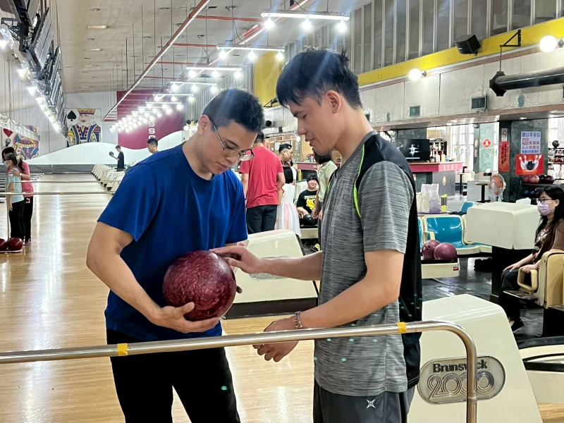 國手級教練指導視障學員體驗保齡球樂趣。。臺北市輪椅網球推廣協會提供