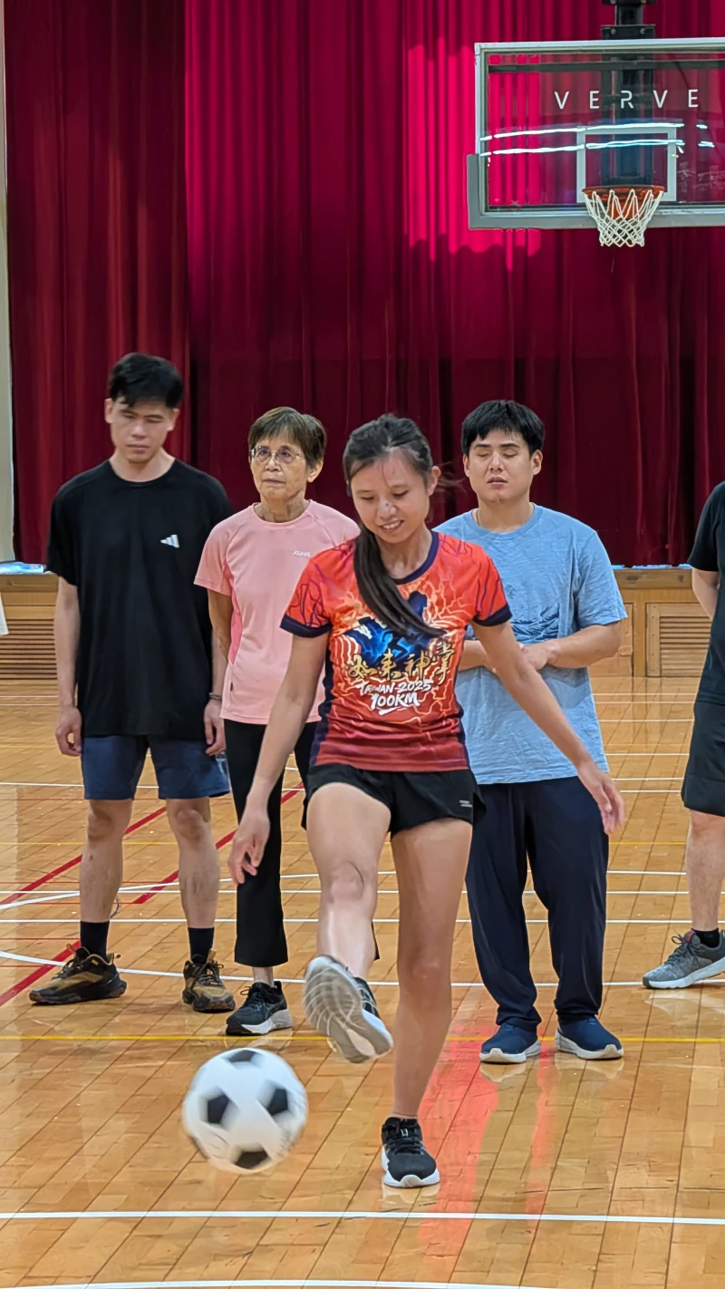 視障學員聽聲定位踢球，展現運動熱情。臺北市輪椅網球推廣協會