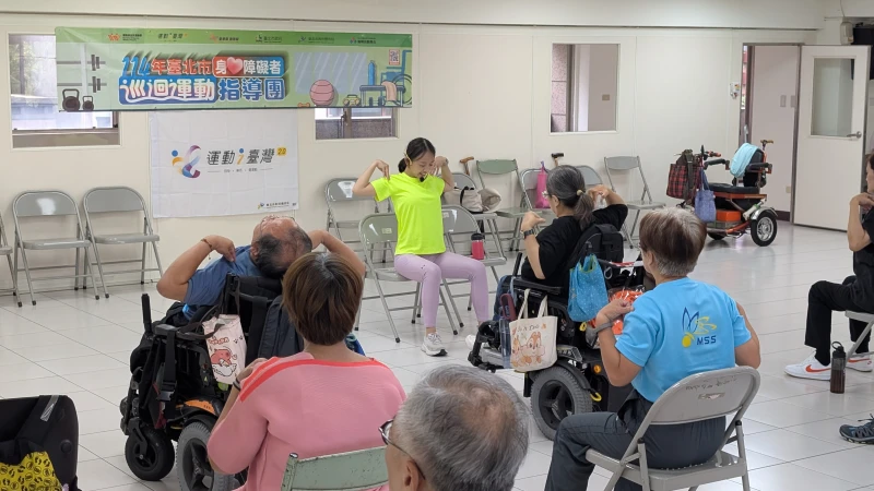 輪椅學員隨音樂節奏律動，體驗「輪椅有氧肌力」課程。臺北市輪椅網球推廣協會