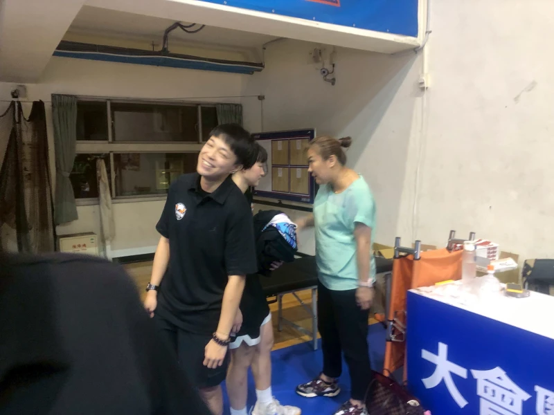 金甌晉 級送 新科菜鳥教練張詩婕無價禮。高中體總提供