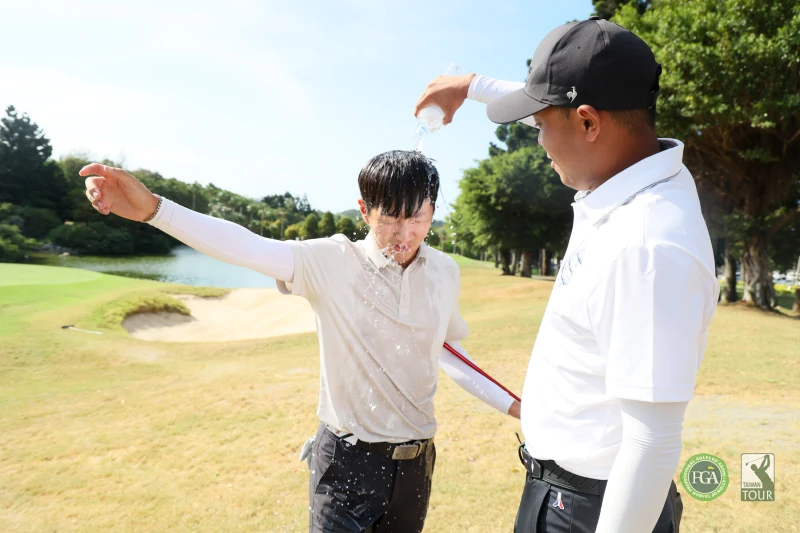 謝霆葳拿下今年第二冠好友潑水慶祝。Tpga／林聖凱攝影