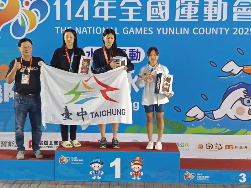 何康婗(右)比台中市師姐妹林姵彣、邱奕臻身材矮一大截。詹健全攝