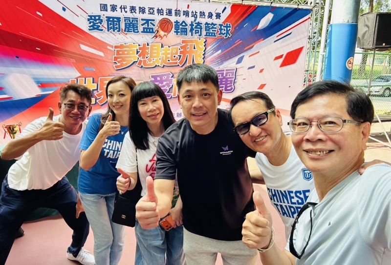愛爾麗集團總裁常如山右2力挺羅興樑率領的中華輪椅籃球隊。愛爾麗提供
