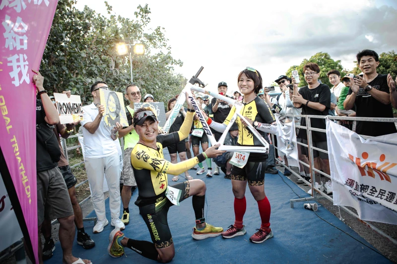 醫護鐵人創辦人陳彥良終點向女友求婚。醫護鐵人提供