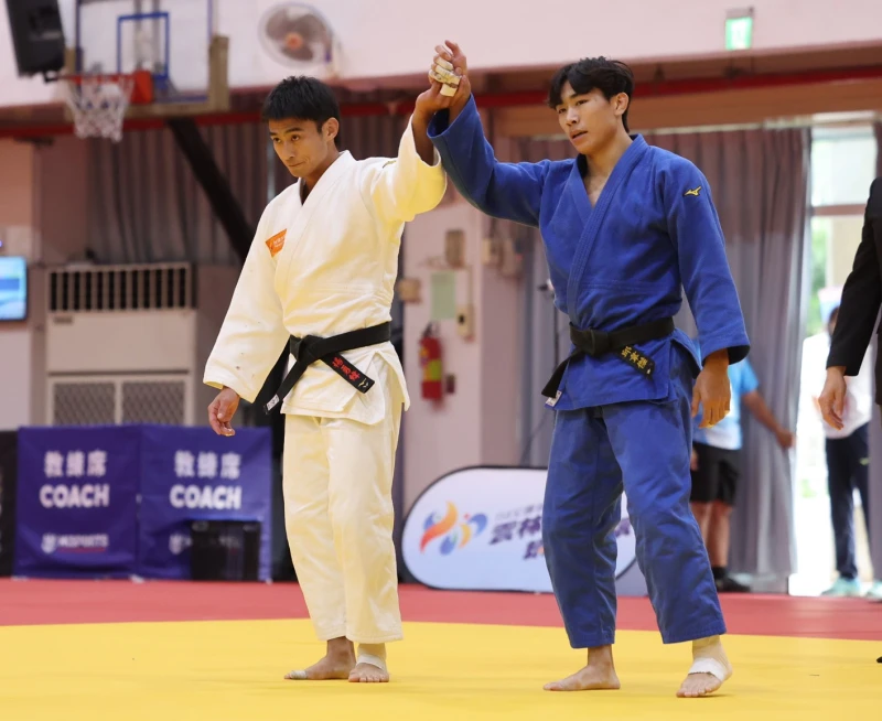 金牌戰楊勇緯獲勝後與對手也是自己的陪練員邱韋傑。攝影李天助