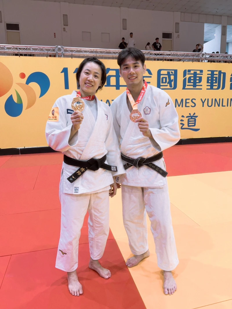 連珍羚摘金與弟弟連峻德奪銅開心合影。攝影王筑