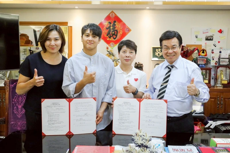 廖宇蓉（左２）成八馬國際董事長王文欽博士（右1）首位贊助的柔道女將。王沁芳提供
