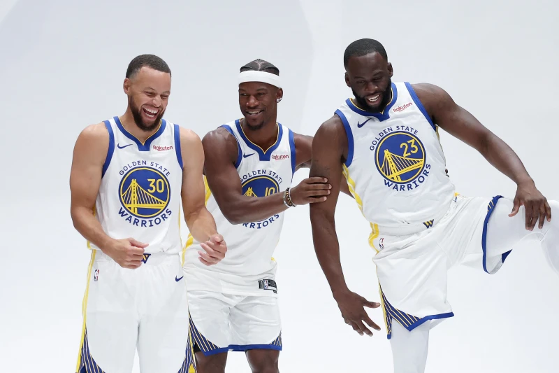 勇士的三大主力柯瑞(Stephen Curry，左)、格林(Draymond Green，右)、巴特勒(Jimmy Butler，中)都能健康開季。法新社