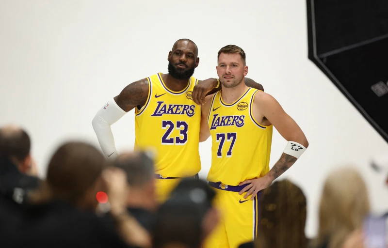 湖人開幕戰將由唐西奇（Luka Doncic，右）領軍。法新社