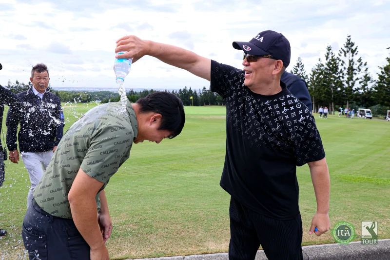 追日潤集團董事長王慶棟右到場觀賽為冠軍選手巫耀微潑水祝賀。Tpga／林聖凱攝影