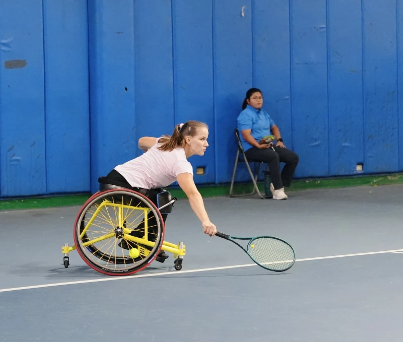 俄羅斯美少女Lvova壓低身體反拍回擊。南野子國際整合行銷股份有限公司提供