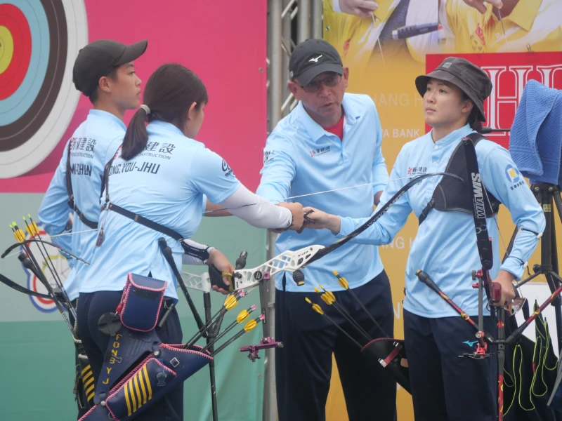 新濠建設女團壓軸登場鎖定勝局。射箭協會提供