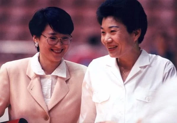 賴秀麗(右)和陳莉蓮暢談籃壇往事。台灣籃球名人堂提供