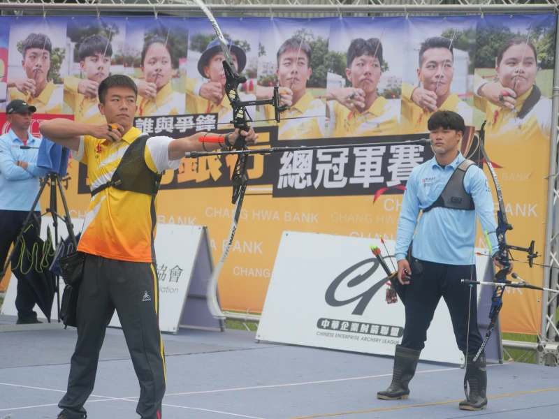 鄧宇成（左）男單雙殺蔡明修。射箭協會提供