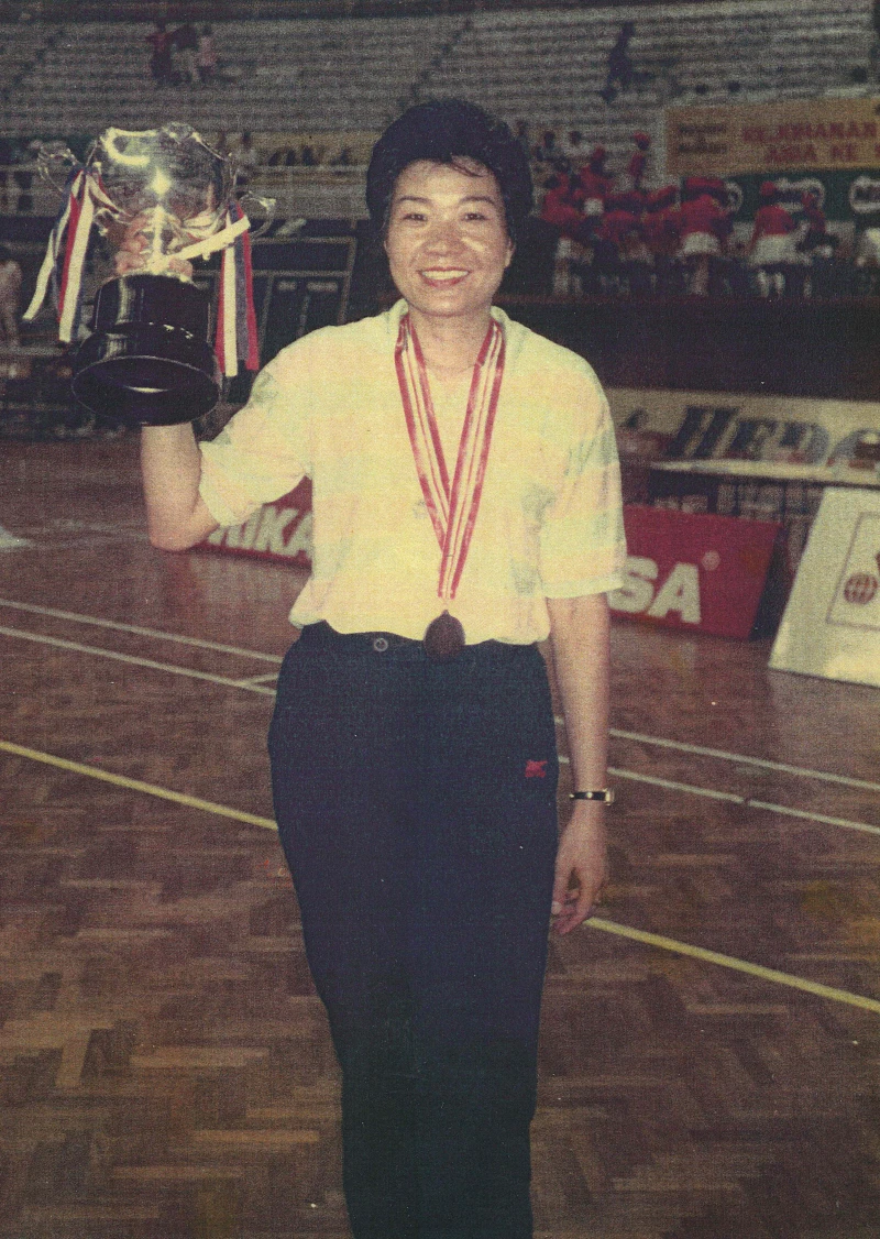 1986中華女籃勇奪吉隆坡亞錦賽季軍助理教練賴秀麗留下寶貴紀念。台灣籃球名人堂提供