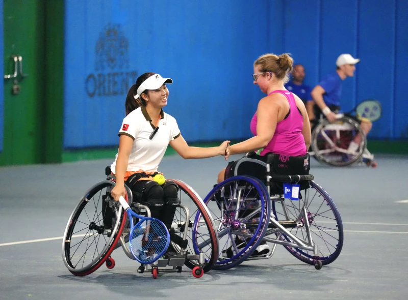 岡野莉央（左）與Breakwell在場上經常互相鼓勵。南野子國際整合行銷股份有限公司提供