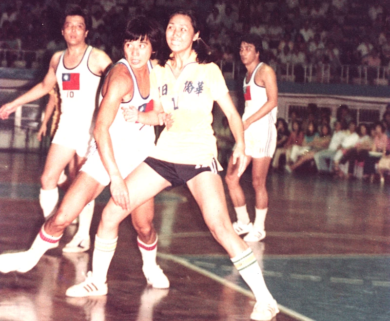 華僑日報和演藝明星表演賽中徐台榮和秦漢在禁區卡位。台灣籃球名人堂提供