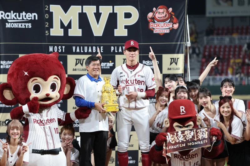 陳晨威賽後獲得一尊媽祖。記者李天助攝