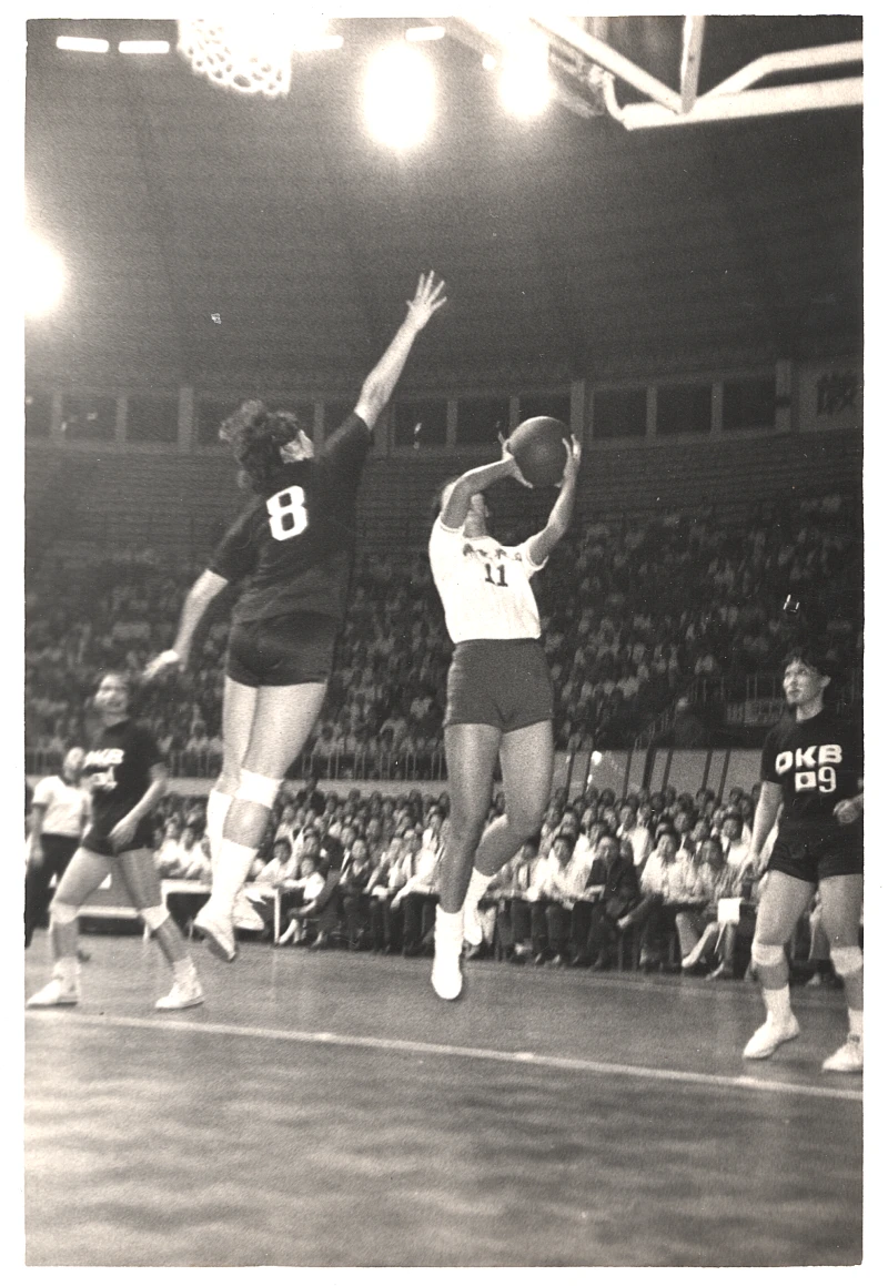 1971年在籃下閃過日本對手投籃。台灣籃球名人堂提供