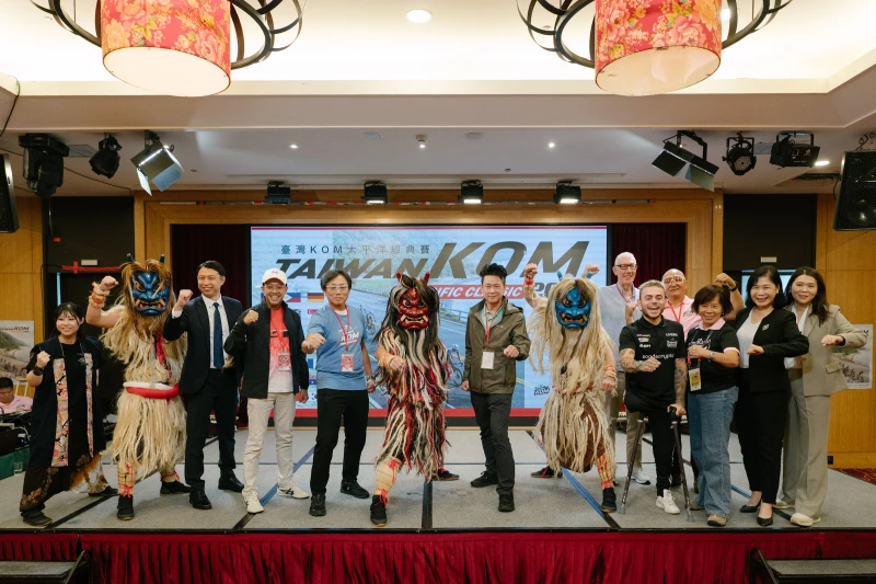 2025臺灣Kom-活動記者會日本男鹿生剝鬼太鼓表演與會貴賓及車手合影。中華民國自行車騎士協會提供