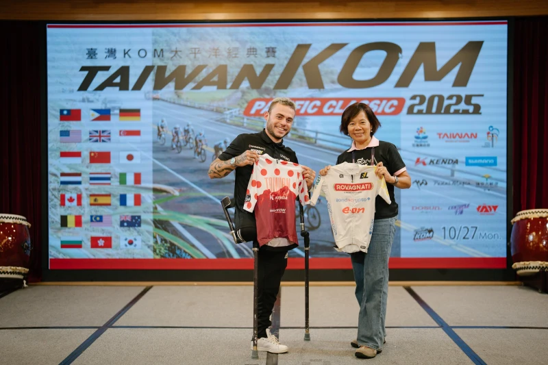 義大利肢障選手Andrea Pusateri(左)與自行車騎士協會何麗卿秘書長互贈冠軍衫。中華民國自行車騎士協會提供